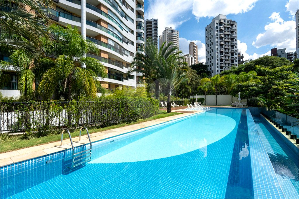 Apartamento à venda com 3 suítes em Vila Suzana, São Paulo, SP