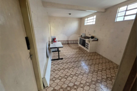 Casa térrea à venda com amplo quintal e grande potencial na Vila Nery