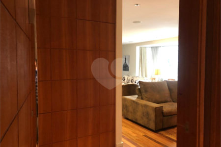 Apartamento à venda com 4 quartos, sendo 3 suítes, em Alto da Boa Vista, São Paulo, SP