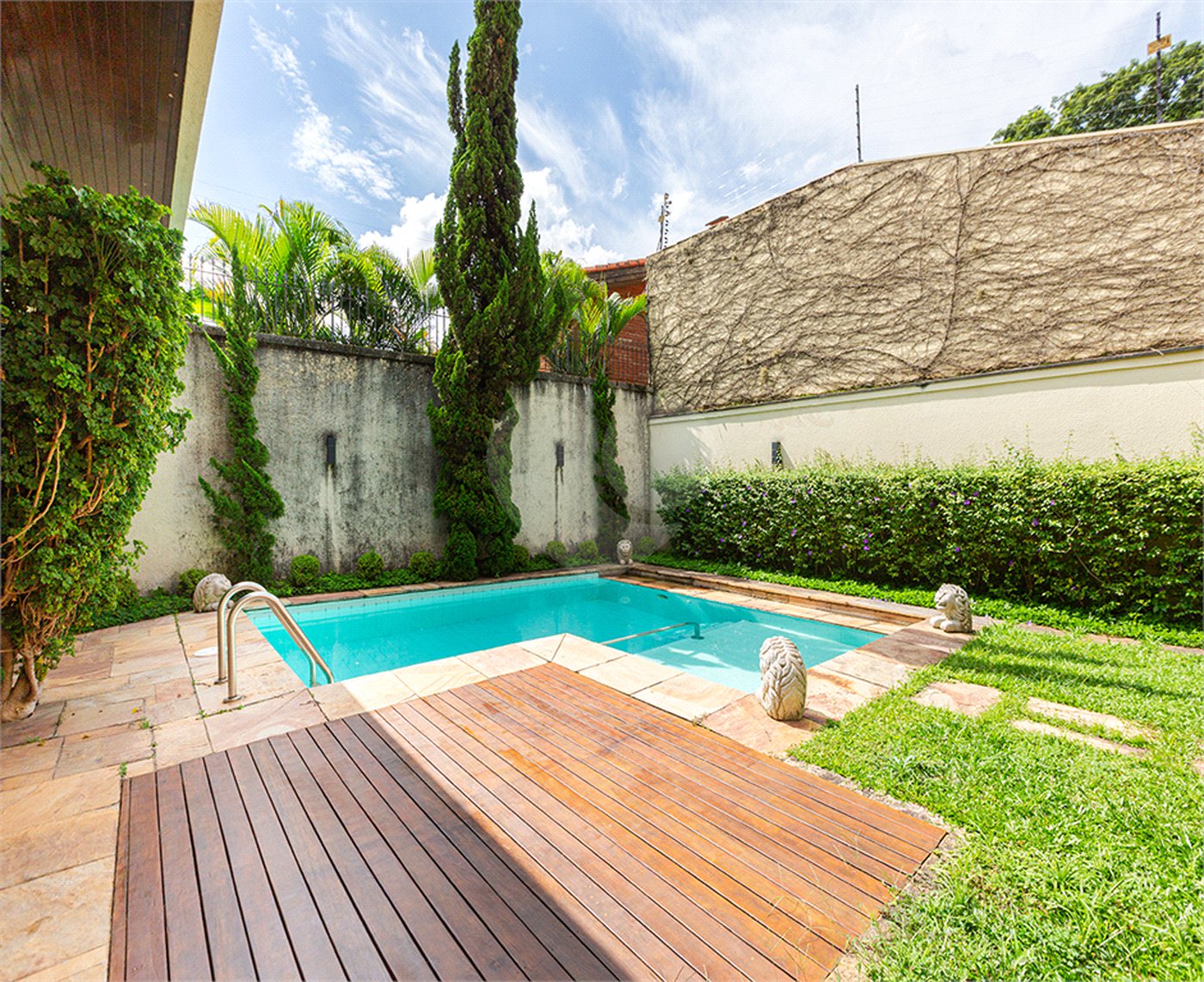 Sobrado à venda com 4 quartos, sendo 3 suítes,  em Jardim Guedala, São Paulo, SP