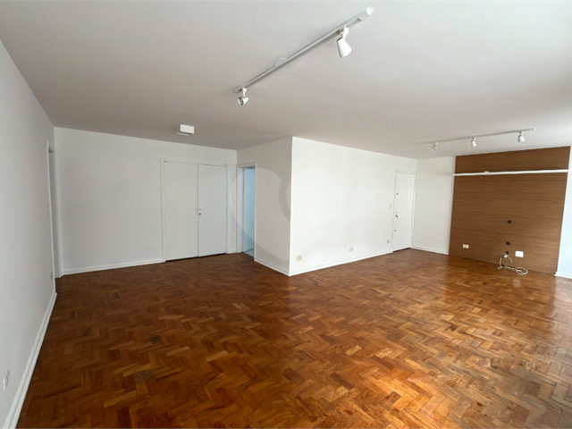 Apartamento à venda com 3 quartos, sendo 1 suíte,  em Itaim Bibi, São Paulo, SP