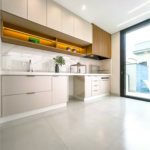 Casa Térrea – Condomínio Maria Cândida - 300 m² de terreno - 212 m² de área construída - 4 vagas de garagem, sendo 2 cobertas - Sala de jantar e estar integradas, com pé-direito duplo e cortina - 3 suítes com ar-condicionado, sendo 1 master com closet – planejado – Roupeiro – Escritório - Cozinha