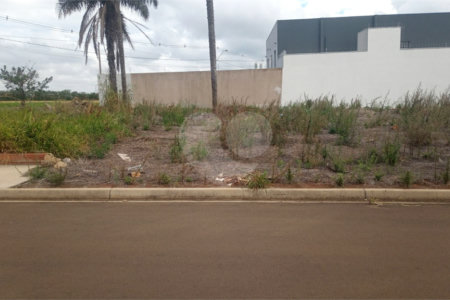 Lote no Jardim do Bosque, aceita financiamento ou aquisição de terreno e construção .