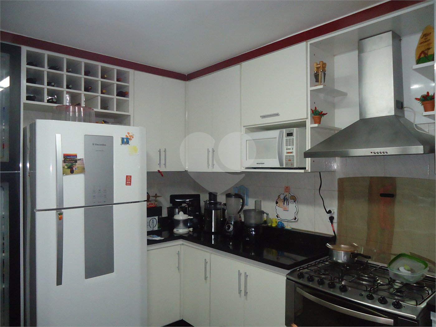 Sobrado com 4 quartos sendo 2 suítes.
