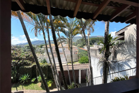 Casa à venda com 5 quartos, sendo 2 suítes,  em Jardim Maristela, Atibaia, SP