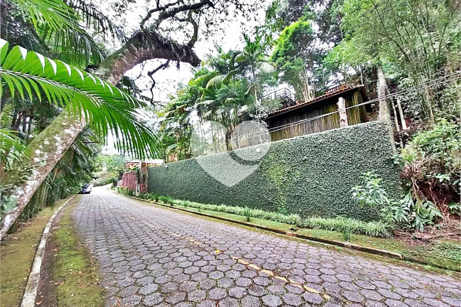 Casa à venda com 4 quartos, sendo 2 suítes, no condomínio Parque Imperial da Cantareira, Mairiporã - SP