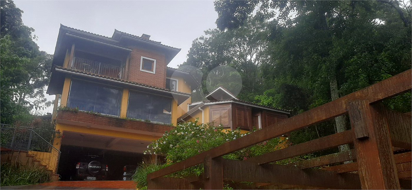 Casa à venda com 5 quartos, sendo 4 suítes, no condomínio Alpes da Cantareira, Mairiporã - SP