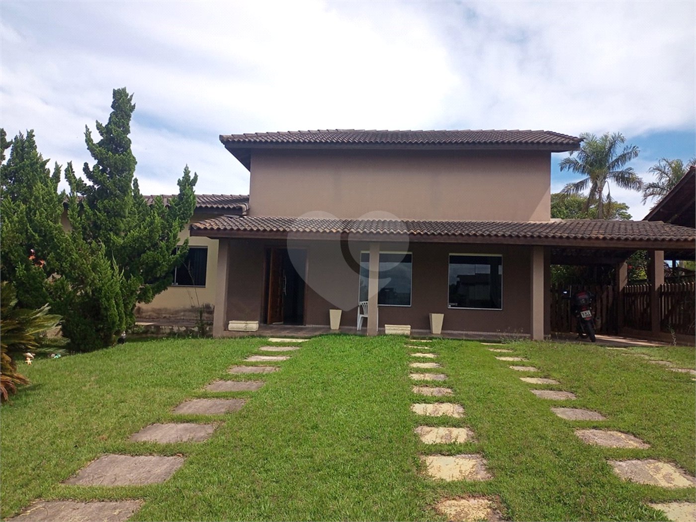 Casa à venda com 4 quartos, sendo 1 suíte,  no condomínio Village da Serra, Araçoiaba da Serra - SP