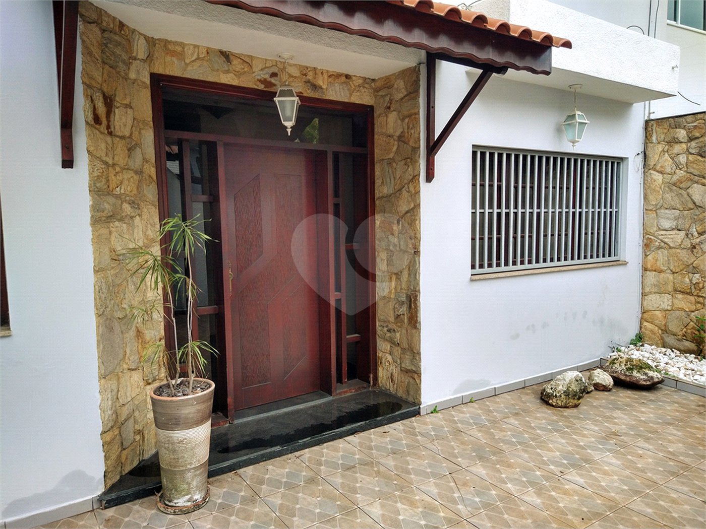 SOBRADO DE 426,0 M² COM 04 SUITES, SALÃO DE FESTAS, 06 VAGAS,06 BANHEIROS E PISCINA PARA LOCAÇÃO OU VENDA NO BARRO BRANCO