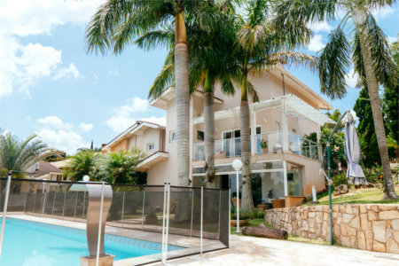 Casa à venda com 5 quartos, sendo 4 suítes, no condomínio Flamboyant, Atibaia - SP