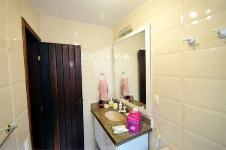 Casa à venda com 5 quartos, sendo 1 suíte, no condomínio Vivendas, Rio de Janeiro - RJ
