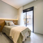 Casa Térrea – Condomínio Maria Cândida - 300 m² de terreno - 212 m² de área construída - 4 vagas de garagem, sendo 2 cobertas - Sala de jantar e estar integradas, com pé-direito duplo e cortina - 3 suítes com ar-condicionado, sendo 1 master com closet – planejado – Roupeiro – Escritório - Cozinha