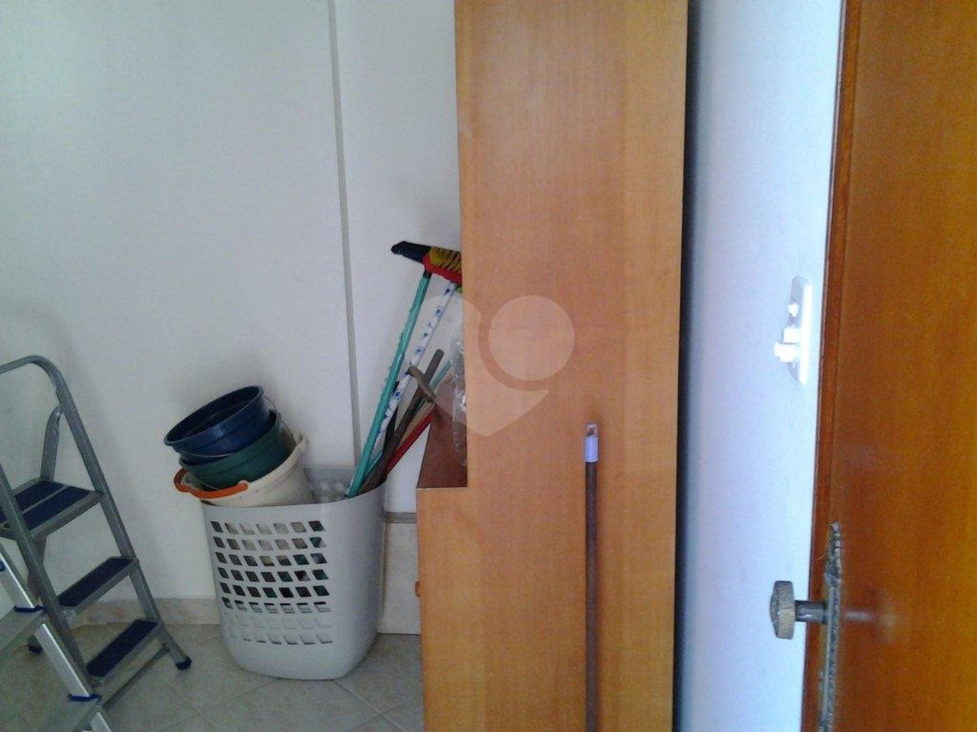 Apartamento à venda com 3 quartos, sendo 2 suítes, em Vila Tupi, Praia Grande, SP