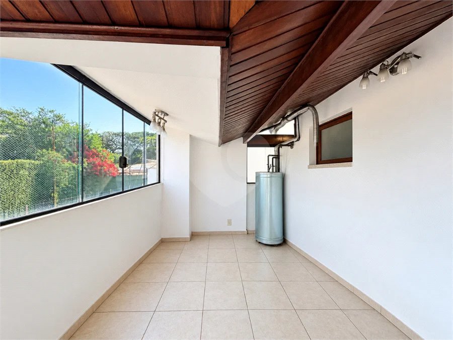 Casa à venda com 3 quartos, sendo 1 suíte, no condomínio Vila das Emboabas, São Paulo - SP