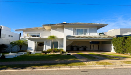 Casa à venda ou para alugar com 3 suítes no condomínio Figueira Garden, Atibaia - SP