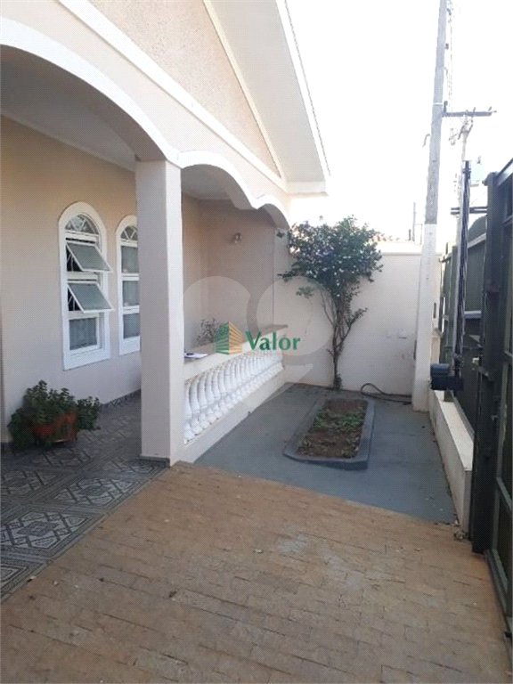 Ampla casa no condomÍnio Parque Fehr, contendo:
