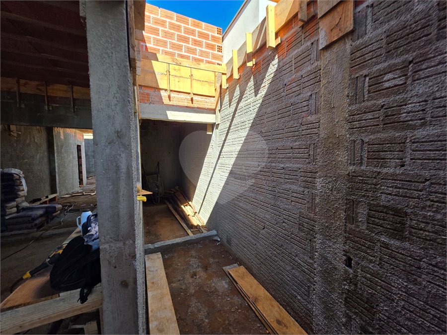 Casa térrea 3 dormitório 1 suíte com closet à venda no Condomínio Vileneuve,