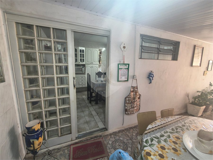 Linda Casa com Comercio ao lado independente.