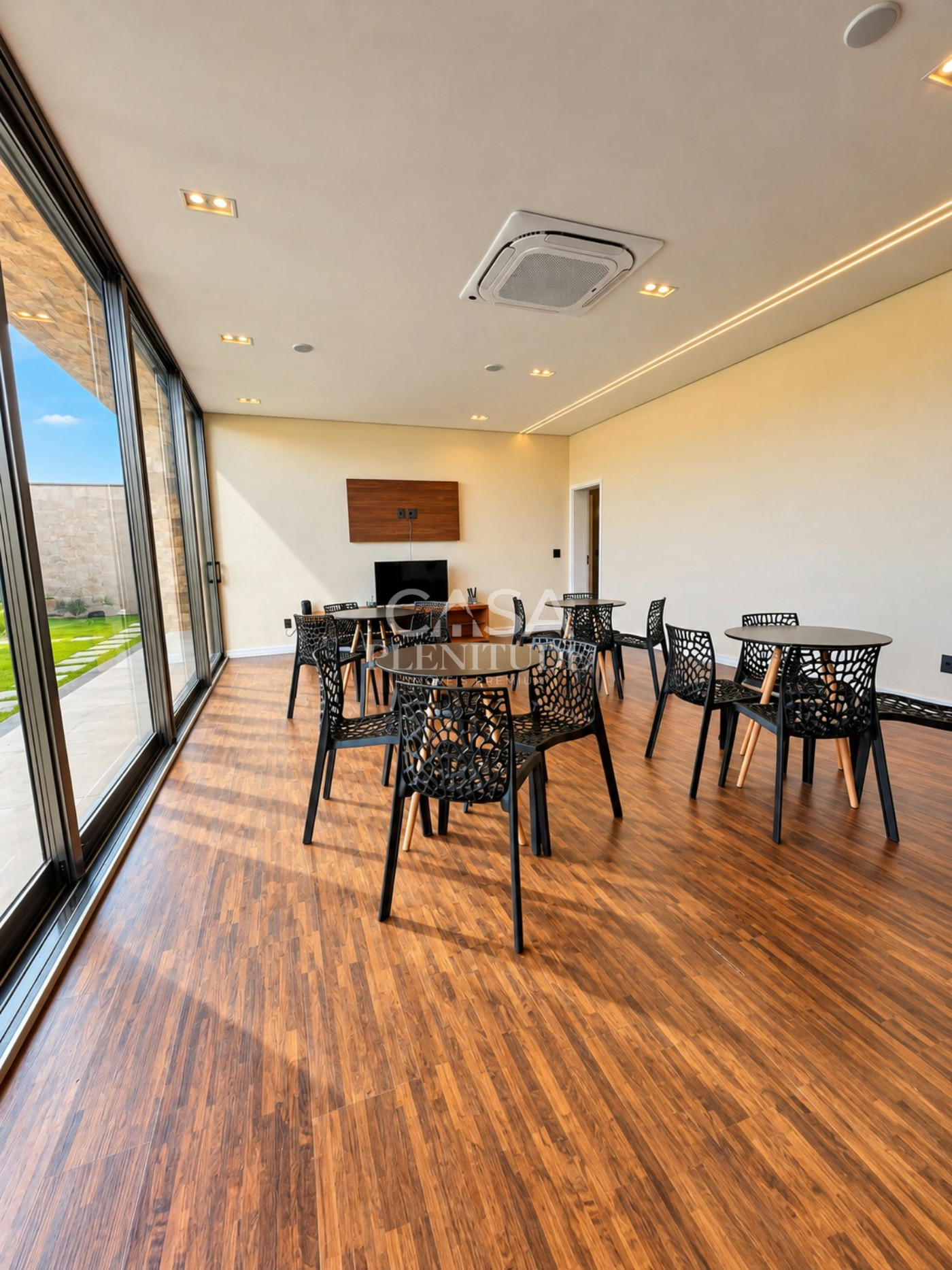Casa nova no Saint Patrick com 926 m², 5 suítes, elevador e piscina aquecida, saúna em Sorocaba