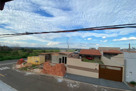Casa Térrea com 2 dormitórios, sendo 1 suíte.