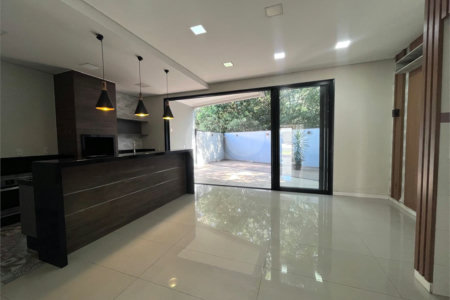 Casa à venda com 3 quartos, sendo 1 suíte, no condomínio Jardim Guarujá, Salto - SP