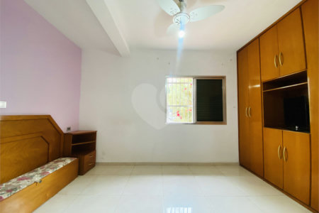 Sobrado à venda com 4 quartos, sendo 1 suíte, em Vila Gilda, Santo André, SP