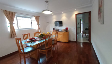 Sobrado à venda com 4 quartos, sendo 1 suíte,  em Jardim Prudência, São Paulo, SP