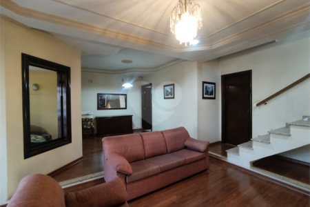 Sobrado espaçoso com 3 quartos,no Parque Fehr á Venda!