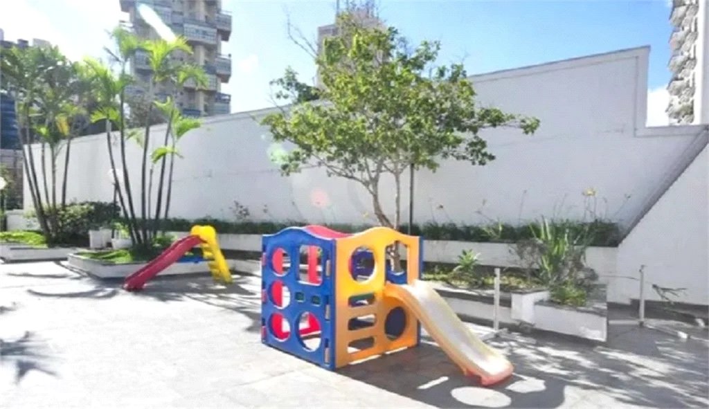 Apartamento à venda com 3 quartos, sendo 1 suíte,  em Vila Andrade, São Paulo, SP