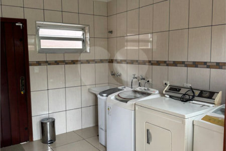 Sobrado à venda com 4 quartos, sendo 3 suítes, em Interlagos, São Paulo, SP
