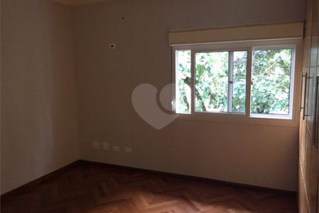 Casa à venda com 4 quartos, sendo 2 suítes, no condomínio Residencial Morumbi, São Paulo - SP