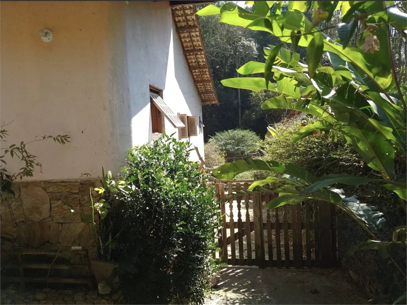 Casa à venda com 4 quartos, sendo 1 suíte, no condomínio Quinta da Cachoeira, Embu das Artes - SP