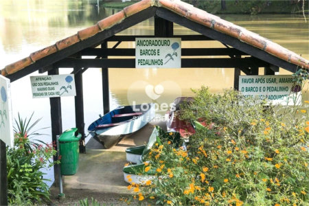 Casa à venda com 4 quartos, sendo 1 suíte,  no condomínio Sítio das Hortências, São Roque - SP