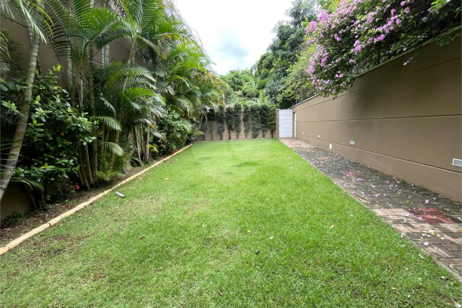 Casa à venda com 4 quartos, sendo 2 suítes, no condomínio Floradas da Serra, São Paulo - SP