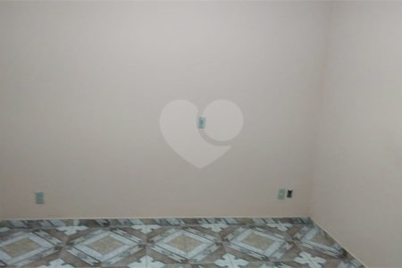 Casa Térrea com 3 dormitórios, sendo 1 suíte.