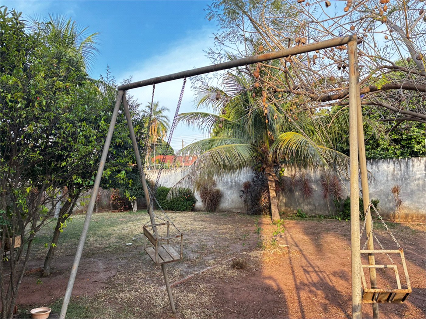 Sobrado para alugar com 4 quartos, sendo 2 suítes,  no Centro, Três Lagoas, MS