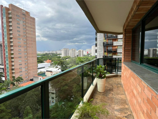 Apartamento à venda com 3 suítes em Moema, São Paulo, SP