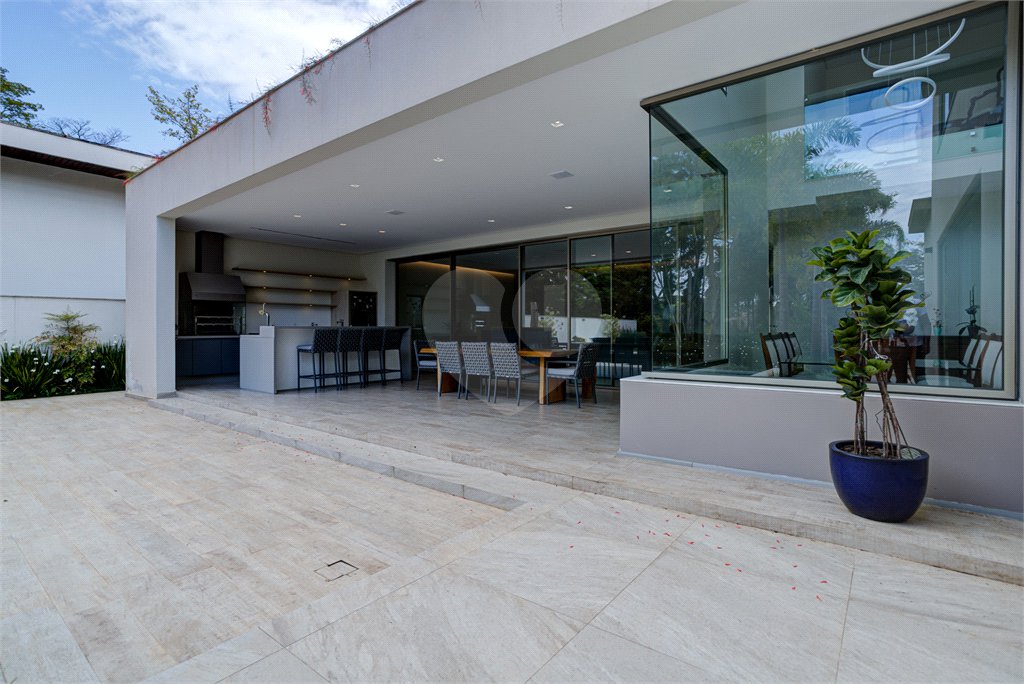 Casa à venda com 5 suítes em Jardim Cordeiro, São Paulo, SP