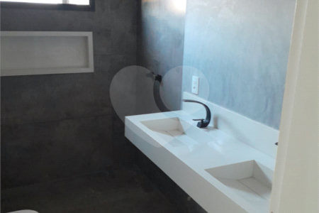 Casa à venda com 3 suítes no condomínio Terras do Caribe, Valinhos - SP