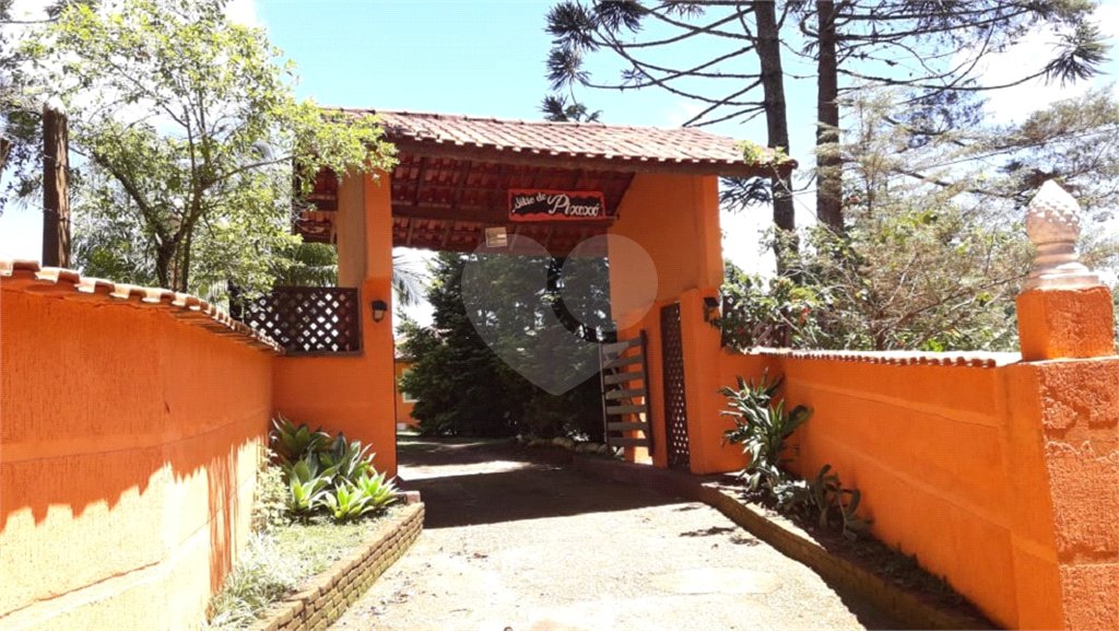 Chácara à venda com 8 quartos, sendo 3 suítes, no Centro, Toledo, MG