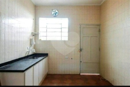 Sobrado à venda na Mooca de 212m² com 2 dormitórios, 1 suíte e 2 vagas.