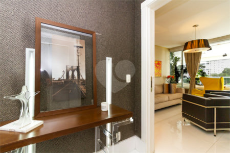 Apartamento de Alto Padrão no Campo Belo para venda com porteira fechada, com 4 dormitórios suítes e 4 vagas com lazer de club.