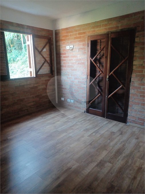 Casa à venda ou para alugar com 3 quartos, sendo 1 suíte, no condomínio Parque Suiça, Caieiras - SP