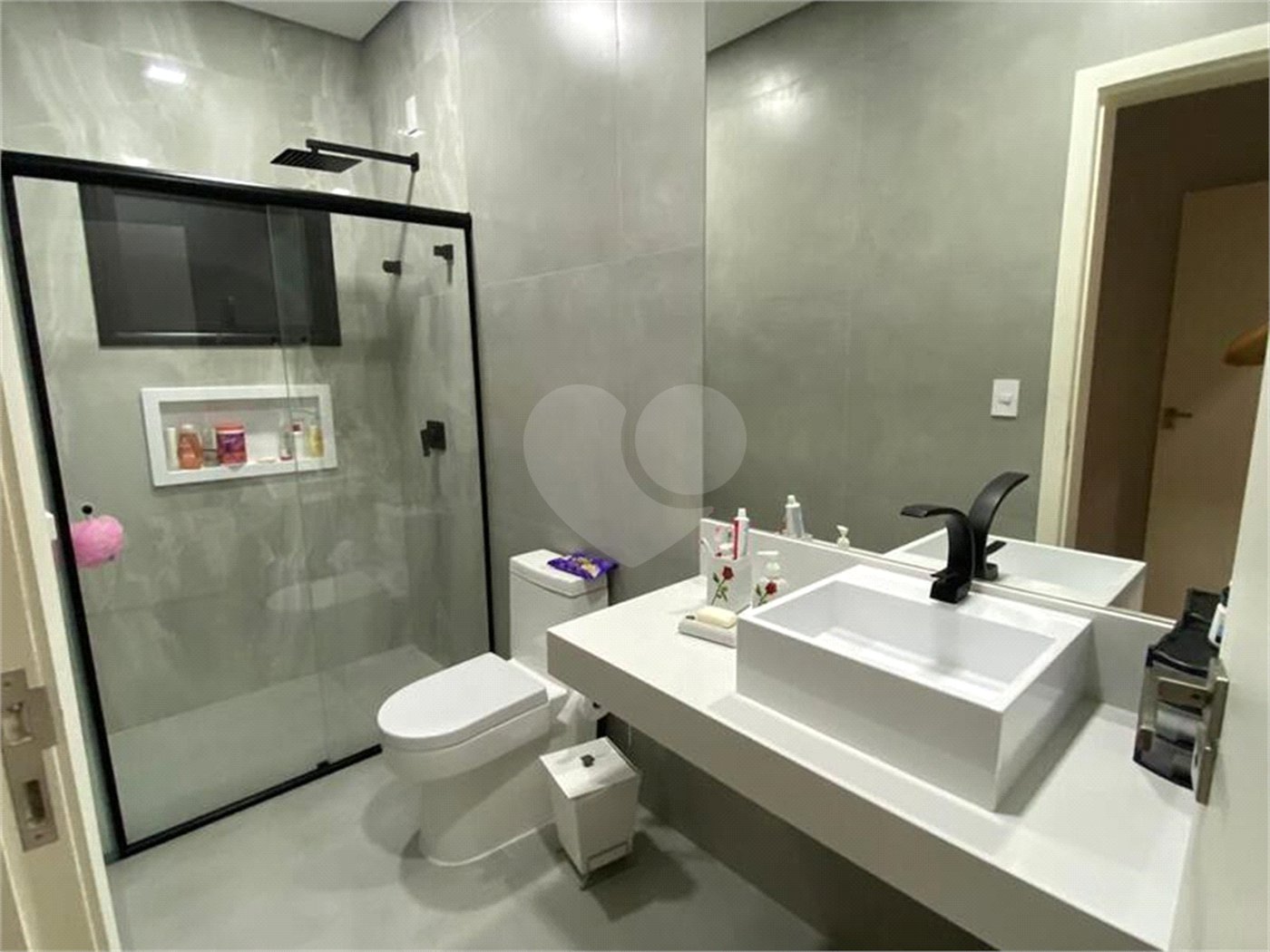 Casa à venda com 3 quartos, sendo 1 suíte,  no condomínio Residencial Mantova, Indaiatuba - SP