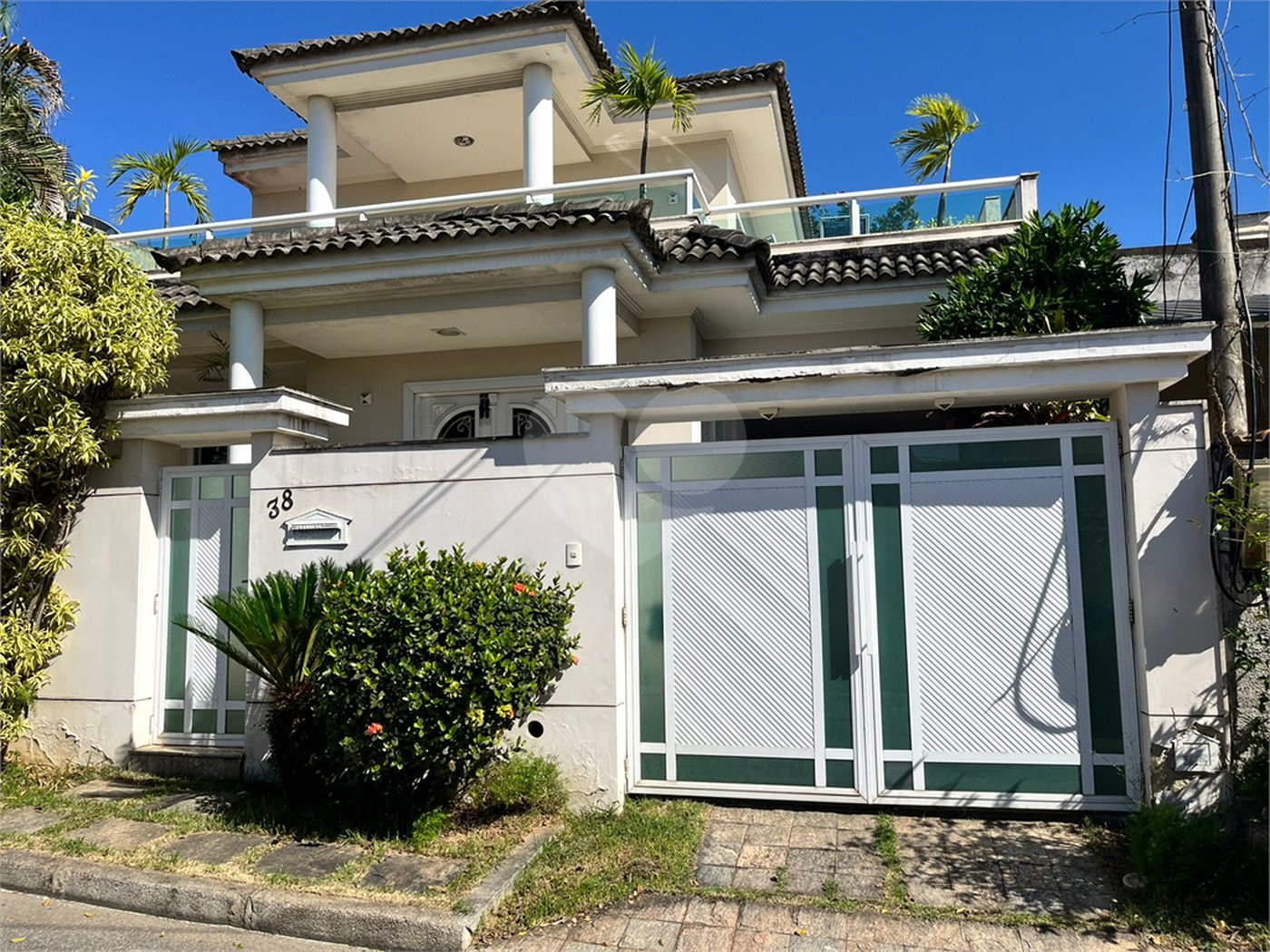 Casa à venda com 3 quartos, sendo 2 suítes, no condomínio Laura Serra, Rio de Janeiro - RJ