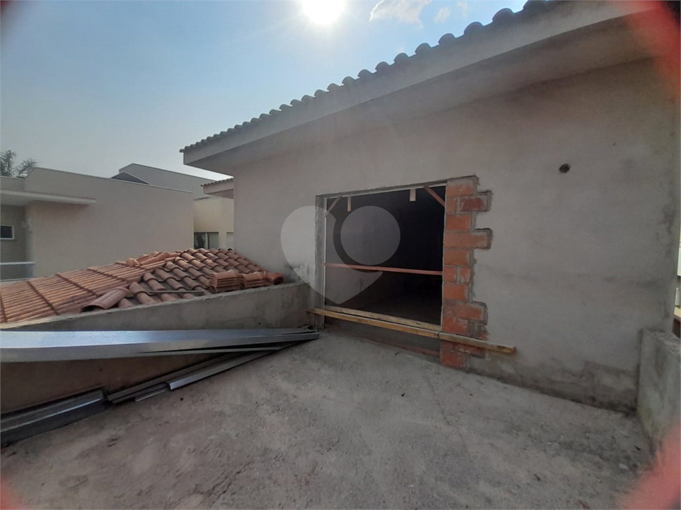Casa em Construção com Área Gourmet e Piscina no Condomínio Damha II