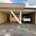 Casa térrea com piscina e 3 quartos.