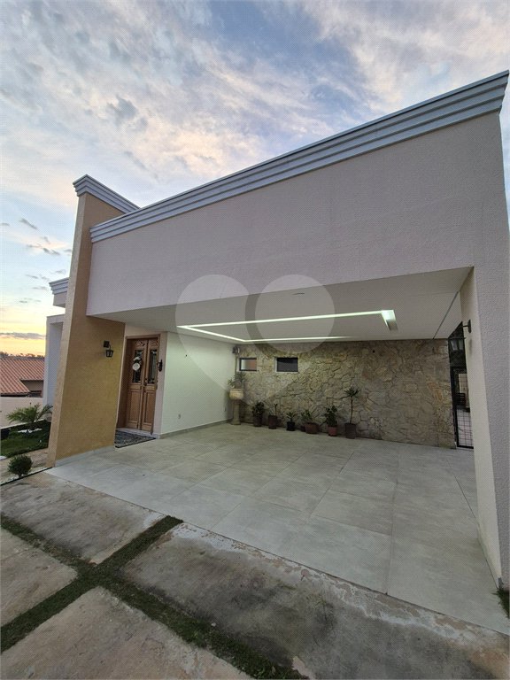 Casa à venda com 4 quartos, sendo 3 suítes, no condomínio Vilaggio Araçoiaba, Araçoiaba da Serra - SP