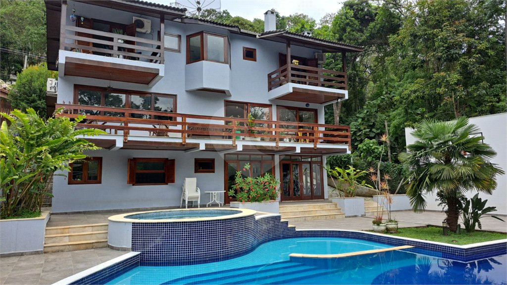 Casa à venda com 6 quartos, sendo 4 suítes, no condomínio Alpes da Cantareira, Mairiporã - SP