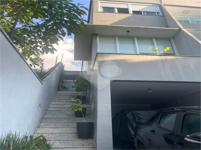 Sobrado à venda com 3 suítes em Horto, São Paulo, SP